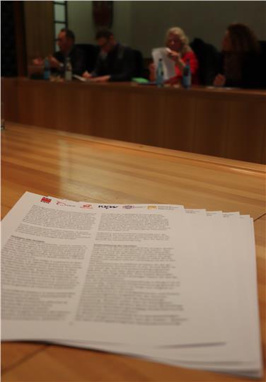 Numerosi i temi al centro del recente incontro dell'assessora Deeg con i firmatari del “Documento per le politiche sociali dell’Alto Adige del futuro” Foto: USP/ck