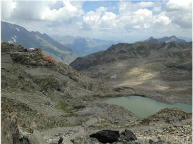 Il rifugio Petrarca con le strutture provvisorie per accogliere i turisti e il bacino d'acqua a valle. Foto: USP/sf