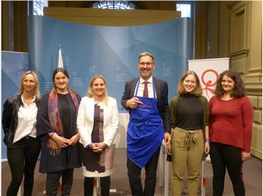 Conferenza stampa Giornata internazionale della donna Nella foto da sin. : Irmi Auer, Julia Lantschner, Ulrike Oberhammer, il presidente Arno Kompatscher, Karolina Firmian e Nadja Stauder Foto: USP/Nicole Abler