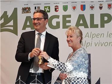 Passaggio di consegne alla presidenza di Arge Alp lo scorso giugno: da Barbara Janom Steiner (Grigioni) ad Arno Kompatscher (Foto USP/jw)