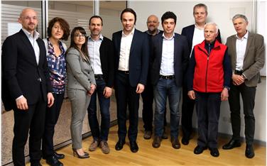 L'assessore provinciale Philipp Achammer (5° da sx) con la delegazione dell'alleanza per la domenica libera in Alto Adige. A sx Martin Pezzei, a dx Bruno Fontana, direttore dell'ufficio commercio e servizi (Foto USP)