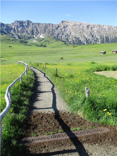 Le "soglie sulle Dolomiti", realizzate in acciaio e sistemate nel terreno, sono intese per consapevolizzare gli escursionisti di entrare in un territorio Unesco dall'alto valore naturale (Foto: Associazione turistica Siusi allo Sciliar)