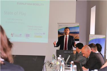 L'intervento dell'assessore Alfreider durante l'incontro dell'action group Eusalp sulla mobilità (Foto USP/Roman Clara)