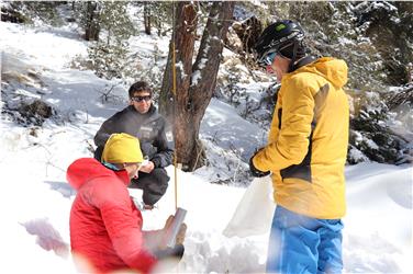 Sessanta esperti hanno lavorato per cinque ore alle misurazioni sulla neve. Foto: USP/Maja Clara