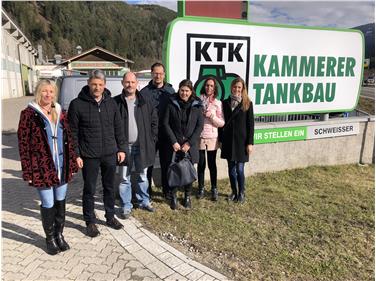 Nella recente visita all’impresa di Chienes “Kammerer Tankbau” si è parlato in particolare delle difficoltà dell’azienda nel reperire personale sul mercato del lavoro locale Foto: USP