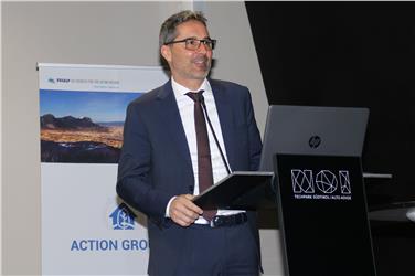 Il presidente della Provincia Arno Kompatscher intervenuto all’evento strategico Eusalp a Bolzano ha espresso il suo sostegno alla creazione di un network per l’efficienza energetica imprenditoriale (Foto: USP/Uwe Staffler)