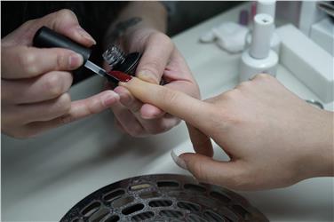 Chi vuole esercitare la professione di nail designer o nail artist deve frequentare una formazione semestrale. Foto: Pixabay
