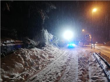 Lo scorso febbraio una forte nevicata ha messo in ginocchio la viabilità provinciale. Per giovedì vige l'obbligo di catene a bordo nelle zone più elevate. Foto: Corpo permanente vigili del fuoco