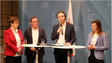 L'assessore Achammer fra la direttrice della scuola "Savoy" Beatrix Kerschbaumer e i direttori Tschenett e Falkensteiner (Foto USP/Nicol Abler)