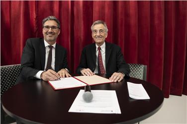 Kompatscher e il rettore dell'Università di Innsbruck firmano l'accordo (Foto USP/Ivo Corrà)