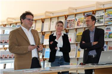 La presentazione di Chiri: Johannes Andresen, Monika Kostner e il direttore di Dipartimento Armin Gatterer (Foto USP/Franz Plörer)