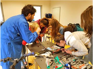 I giovani partecipanti hanno imparato a riparare la bicicletta da sè per utilizzare un mezzo sostenibile sicuro - Foto: USP
