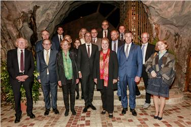 Foto di gruppo a Laimburg con Kompatscher, Widmann, Stocker e la ministra austriaca Beate Hartinger-Klein (Foto USP/Oskar Verant)