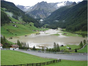 Inondazioni e tracimazioni dopo intense precipitazioni il 4 settembre 2009 vicino a Riva di Tures. Foto: Archivio Ufficio bacini montani est