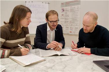 Christian Fuchsberger (al centro) mentre studia insieme al suo team. Foto: Christian Fuchsberger