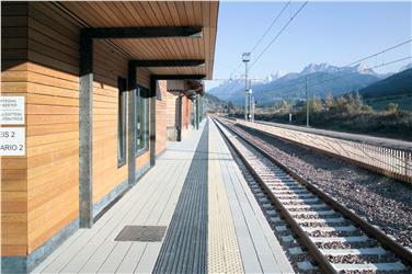 Domenica mattina, 12 maggio, verranno effettuati lavori di manutenzione lungo la linea ferroviaria della Val Pusteria. La linea rimarrà chiusa sino alle ore 12,40. Nell'immagine la stazione ferroviaria di Monguelfo Foto: USP/STA
