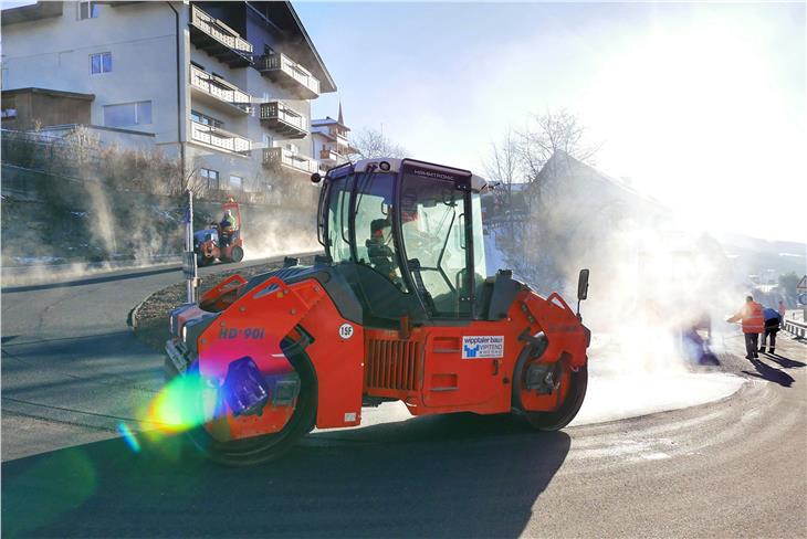 Il Servizio strade sta effettuando una serie di asfaltature in varie zone della provincia allo scopo di risistemare il manto stradale danneggiato dal maltempo invernale Foto: USP/Servizio strade