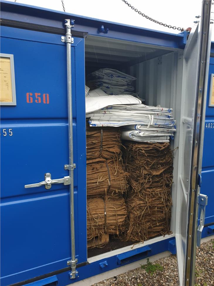 I collaboratori dell’Agenzia per la Protezione civile provinciale hanno caricato due container, con rispettivamente 7600 e 8800 sacchi di juta. Foto: Agenzia Protezione civile