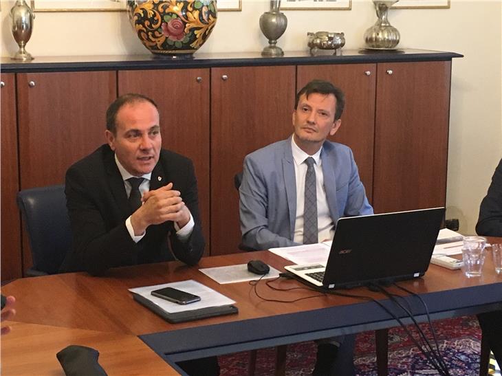 L'assessore Giuliano Vettorato con il sovrintendente Vincenzo Gullotta presentano ai media le linee guda Foto USP