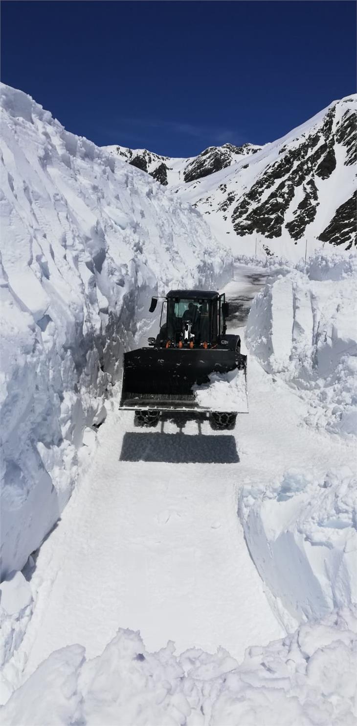 Gli operatori del Servizio strade della Provincia hanno aperto la strada del Passo Rombo sommersa da metri di neve Foto: USP