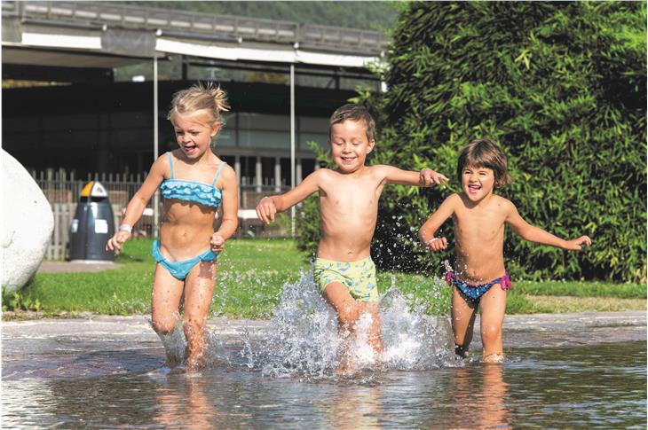 Sconti e riduzioni in alcune piscine dell'Alto Adige con EuregioFamily Pass (Foto Agenzia famiglia/Acquarena)