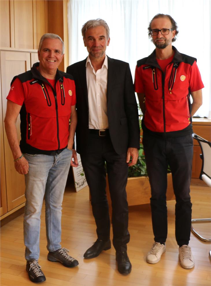 L'assessore Schuler tra il presidente del CNSAS, Giorgio Gajer, e il direttore Florian Seebacher (Foto USP)