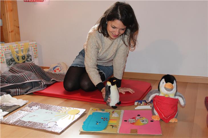 Gaia Mureda racconta la storia del pinguino Leo ai bambini della scuole dell'infanzia di Ortisei (Foto USP)
