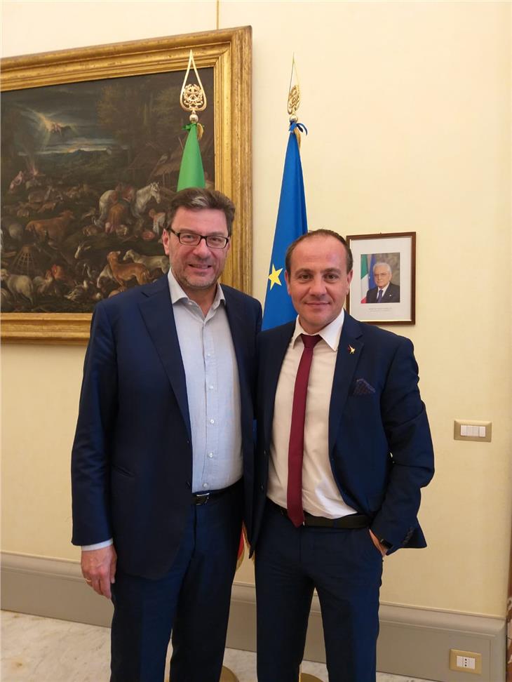 Il sottosegretario con delega allo sport, Giancarlo Giorgetti, assieme al vicepresidente Giuliano Vettorato (Foto USP)