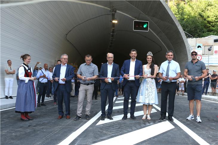 L'inaugurazione del nuovo tunnel: (da sx) Riccardo Parolini (PAC), Stefan Schwarz (vice sindaco Ultimo), Valentino Pagani, Daniel Alfreider, Miss Südtirol Felicia Gamper, Thomas Holzner (sindaco San Pancrazio) e Dominik Paris. Foto: USP/rc