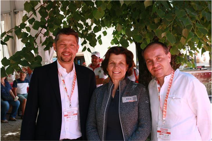 Gli assessori Alfreider, Hochgruber Kuenze e Vettorato nel corso della cerimonia di S. Vigilio di Marebbe Foto: USP