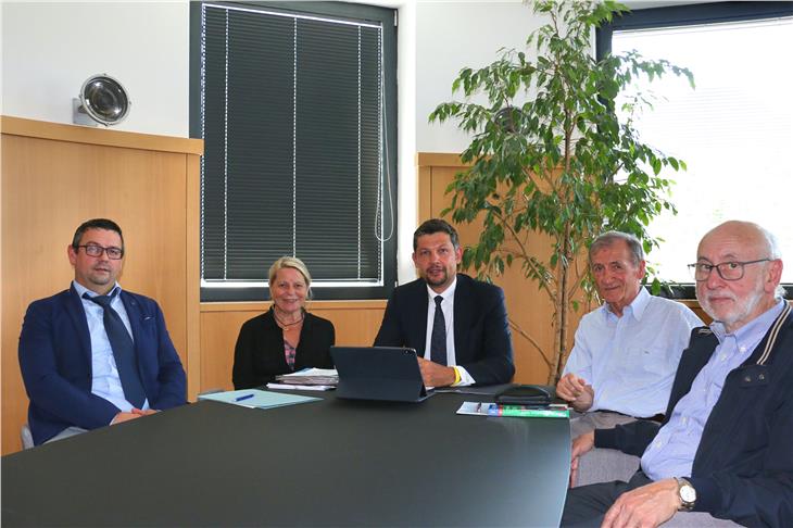 L'assessore Alfreider (centro) a colloquio con i vertici del Curatorium per i beni tecnici culturali (da sx): Felix Ploner, Wittfrida Mitterer (direttrice), Artur Scheidle (presidente) e Josef March - Foto: USP