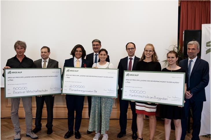 Le tre scolaresche vincitrici del premio Arge Alp 2019. Foto: USP/Claudia Corrent