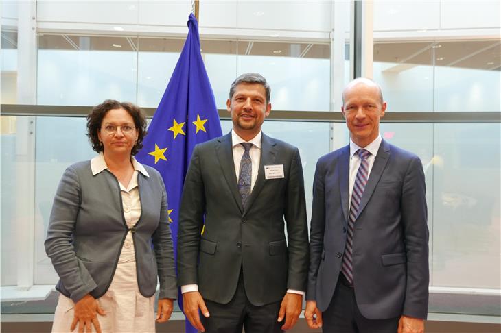 L'assessore Alfreider con la direttrice della DG Move della Commissione Europea Werner e il direttore per la mobilità sostenibile della Commissione Europea Ruijters. Foto: USP/Ingo Dejaco
