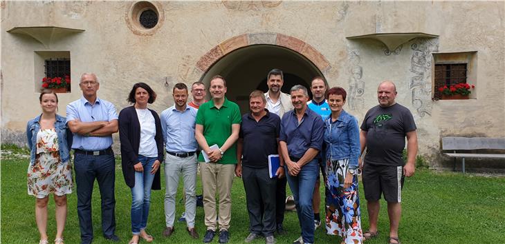 L'assessore provinciale Massimo Bessone (al centro, maglia verde) insieme alla Giunta comunale di Velturno. Foto: USP