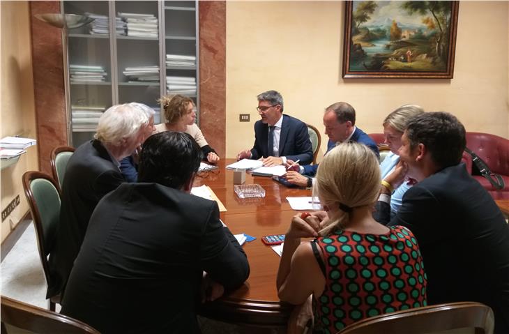 Kompatscher, la ministra Stefani, Naddeo, Gallozzi, Durnwalder, Julia Unterberger, Alfreider, Gebhard, e Vettorato Foto USP