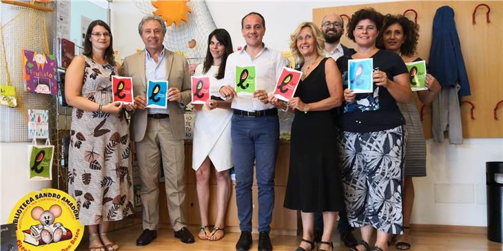 L'assessore Vettorato con il personale della ripartizione e della biblioteca Amadori Foto USP