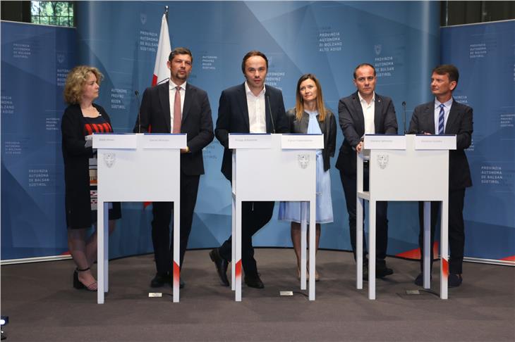 Foto di gruppo per assessori e sovrintendenti al termine dell'anno scolastico in Alto Adige (Foto USP/Roman Clara)