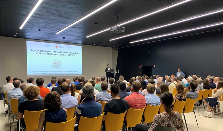 Il direttore della ripartizione Vito Zingerle illustra le misure in favore dell'innovazione al NOI Techpark Foto Usp