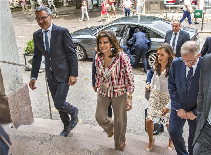 L'arrivo della presidente del Senato, Maria Elisabetta Alberti Casellati, accompagnata dal presidente Kompatscher (Foto USP/Peter Daldos)