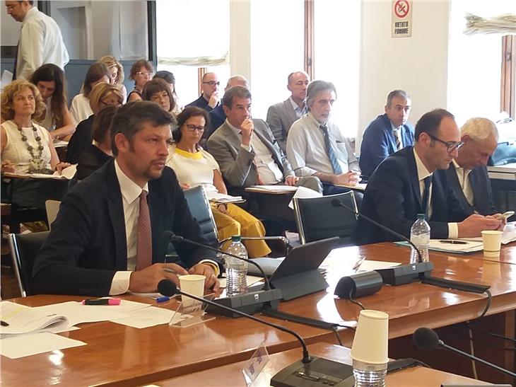 L'assessore Daniel Alfreider durante la seduta della Conferenza Stato-Regioni (Foto USP)