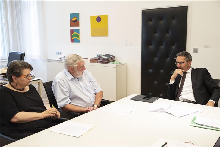 Nella foto da sin.: la presidente della LUB, Ulrike Tappeiner, il presidente del Forum di Alpbach, Franz Fischler, ed il presidente, Arno Kompatscher Foto: USP