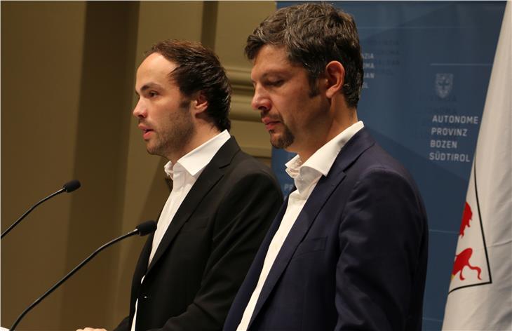 Il servizio di trasporto alunni, che serve per pari opportunità e maggior qualità di vita, sarà migliorato ulteriormente, così gli assessori Achammer e Alfreider - Foto: USP/Ingo Dejaco