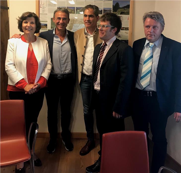 Hanno ricordato al ministro Costa le unicità dell’area altoatesina del Parco Nazionale dello Stelvio. Da sx: ass. Hochgruber Kuenzer, il ministro Costa, i direttori Gunsch e Maier, e Altstätter - Foto: USP
