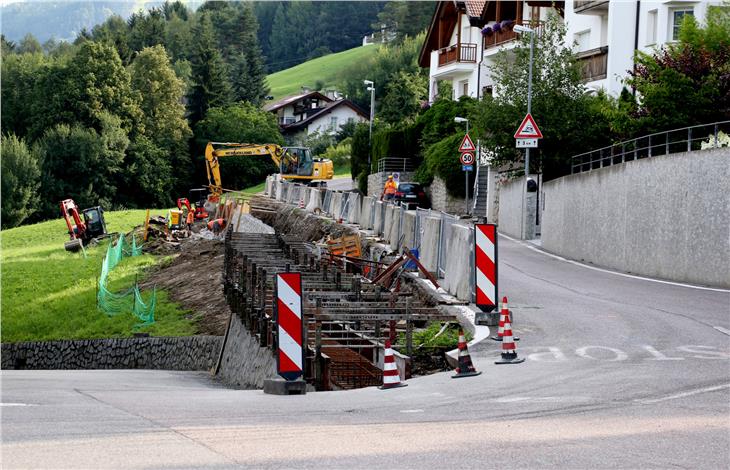 A piedi o in auto l’incrocio Cornale/S.Andrea a Bressanone sarà più sicuro. I lavori di sistemazione sono partiti dopo la consegna avvenuta ieri 1° agosto - Foto: USP/Ingo Dejaco