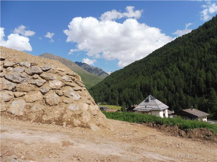 La nuova opera di protezione anti-valanghe sopra la scuola d'avventura di Vallelunga (Foto USP/Agenzia protezione civile)