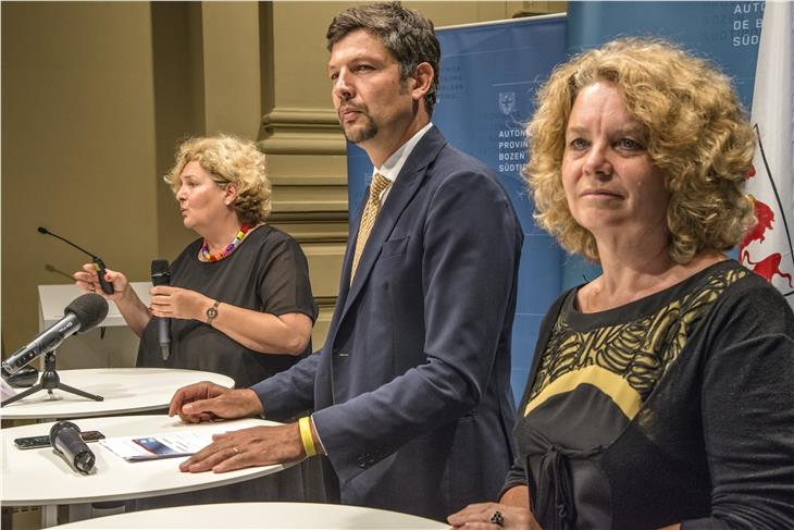 Una ricerca promuove il modello ladino: Ploner, Alfreider e Jessner-Schmid (Foto USP/Peter Daldos)