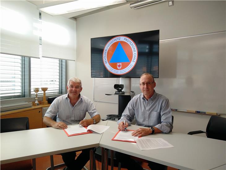 La firma dell'accordo fra Rudolf Pollinger e Michele Gilardi (Foto USP/Agenzia protezione civile)