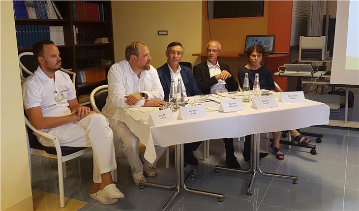 L'assessore Thomas Widmann nel corso della conferenza stampa presso l'ospedale di Vipiteno. Da dx. Christine Zelger, Florian Zerzer, assessore Thomas Widmann, Michael Engl, Harald Frena  Foto: USP
