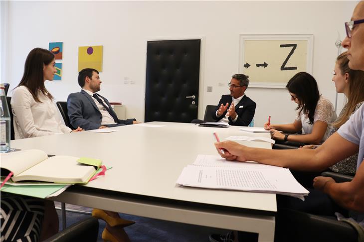 Il presidente Kompatscher a colloquio con la delegazione di Asus (Foto USP/mb)