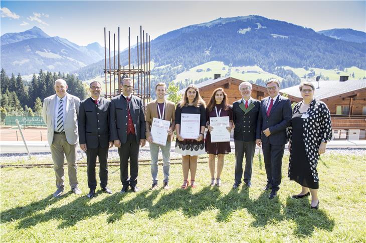 Premio giovani ricercatori: Roberto Paccher, Arno Kompatscher, Christoph Walser, Raffael Heiss, Valentina Morandi, Shahla Asgharinia, Michl Ebner, Günther Platter e Ulrike Tappeiner (Foto Land Tirol/Sedlak)